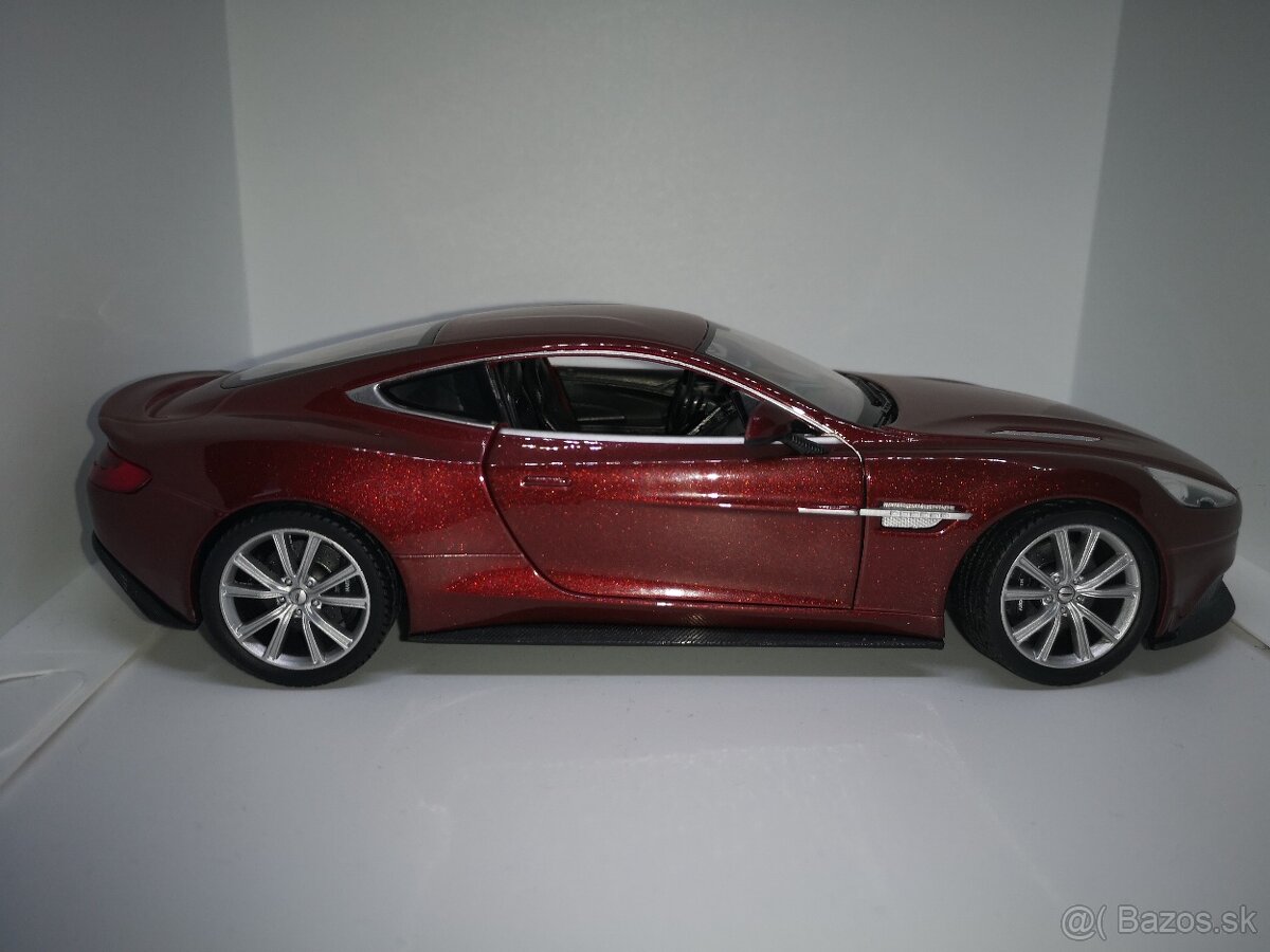 Predám zberateľský model Aston Martin Vanquish , 1:24 - 8