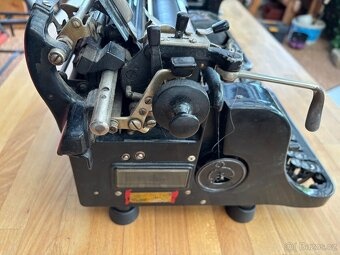 Starožitné psací stroje Continental a Olympia - 8