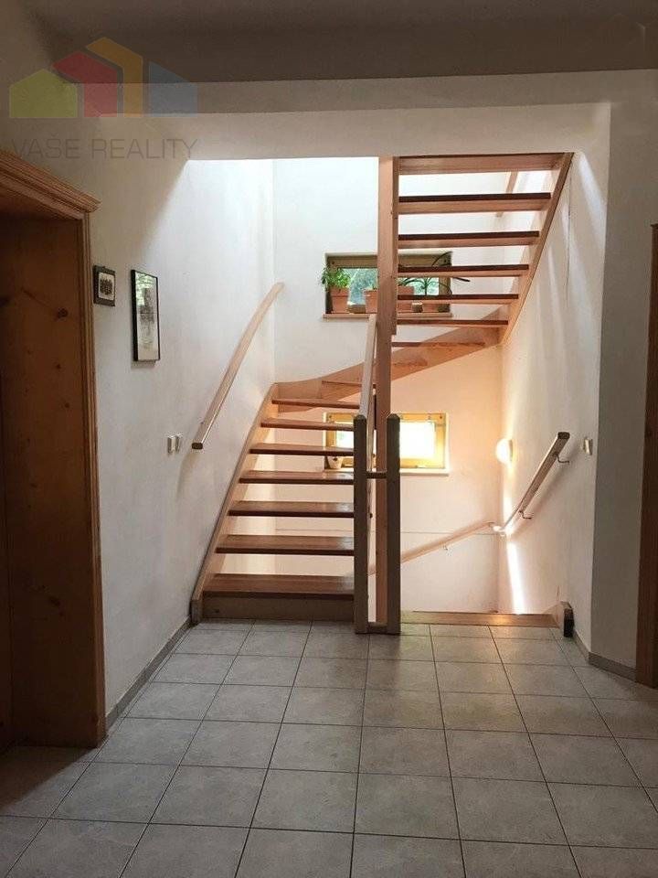 Rodinný dom 5+1 s dvojgarážou a pozemkom 2771 m², okres Doma - 8