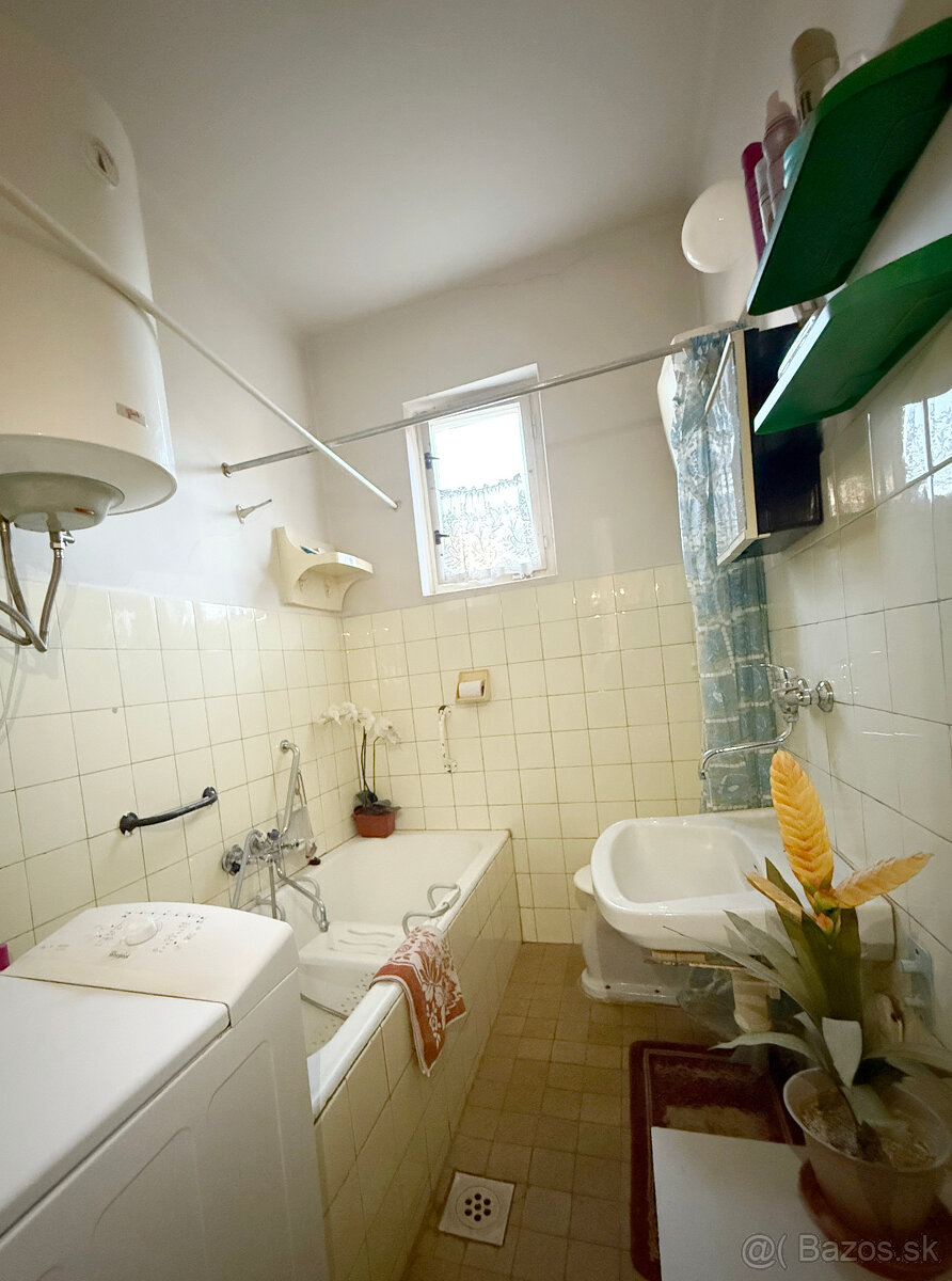 Príjemný dom pri centre Senca s garážou - 8