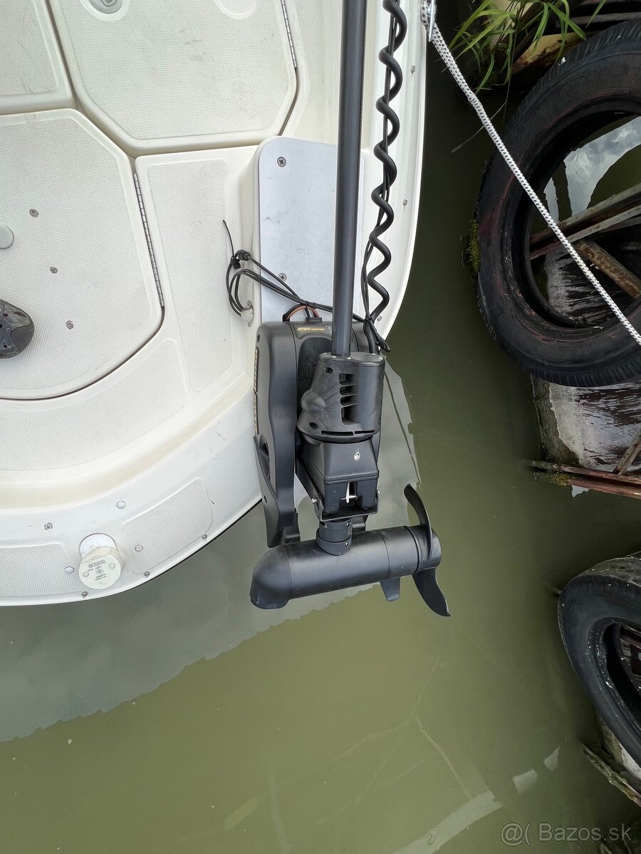 Motorový čln BAYLINER CC5E + vozík - 8