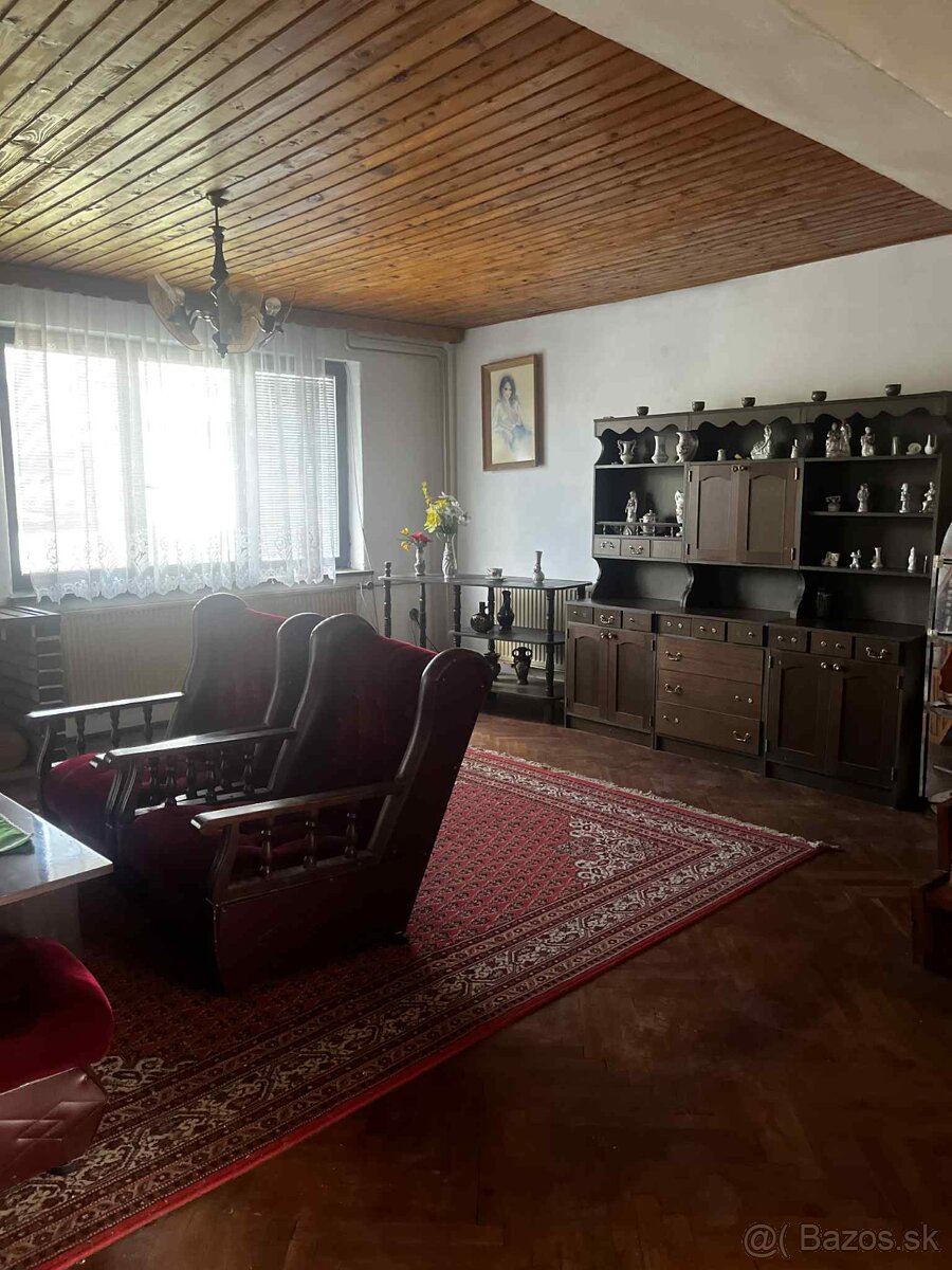 Na predaj: priestranný 5-izbový rodinný dom Holčikovce - 8
