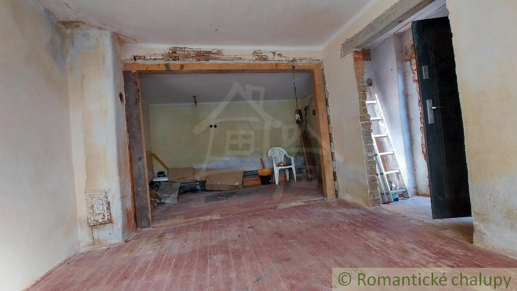 Malý domček pod lesom v mestečku Brezová pod Bradlom okr. - 8