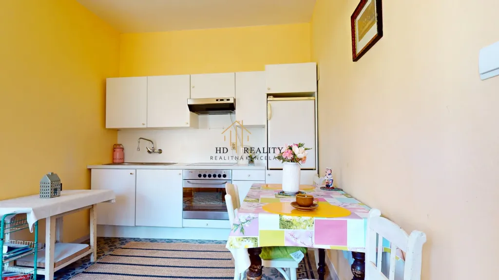 Rodinný dom s veľkým pozemkom v obci Chrťany - 8