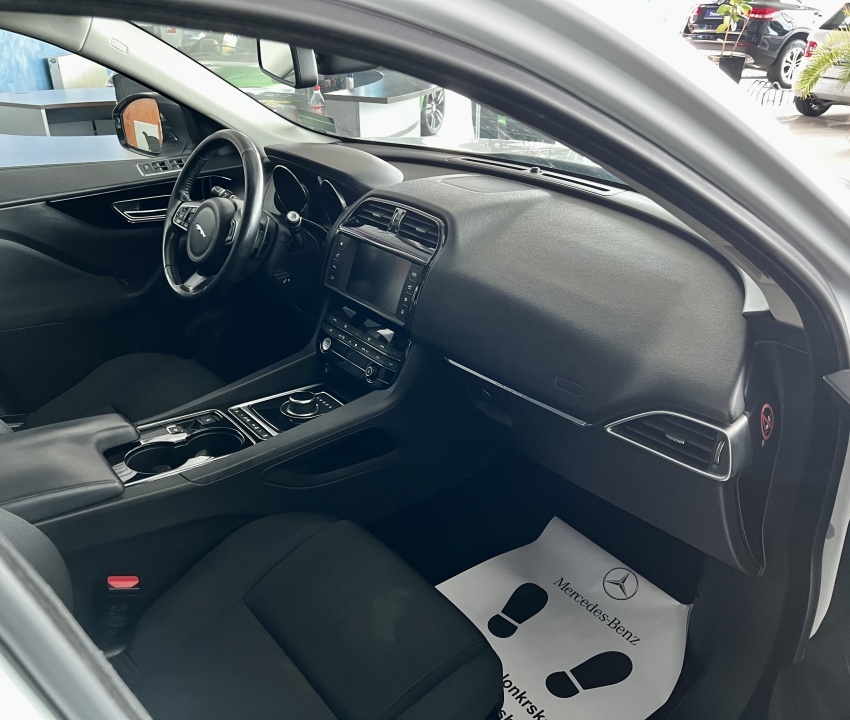 Jaguar F-Pace 2.0D 4x4 Automat, SK ŠPZ, - 8