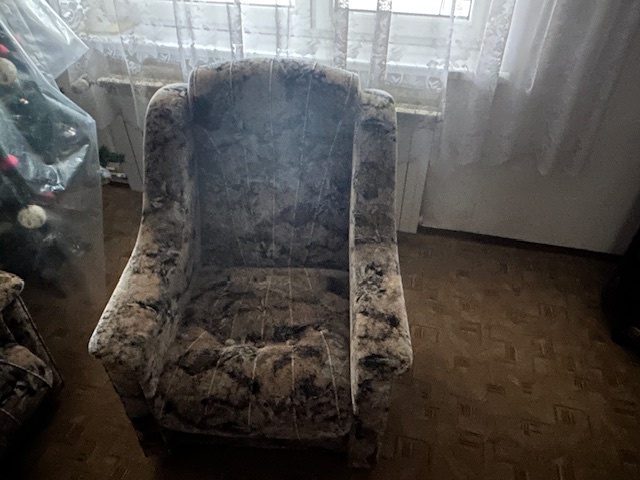 Predám sedačku, 2 kreslá, 3 taburetky - 8
