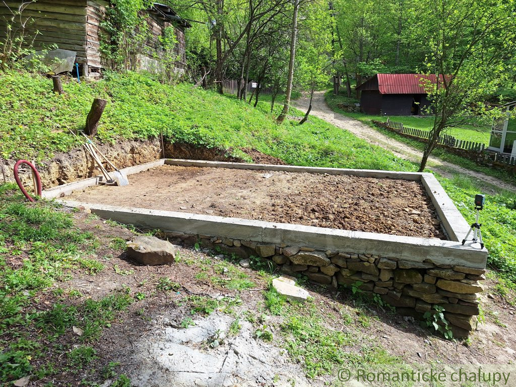 Dve drevenice na jednom pozemku v horách Javorníkov na pre - 8