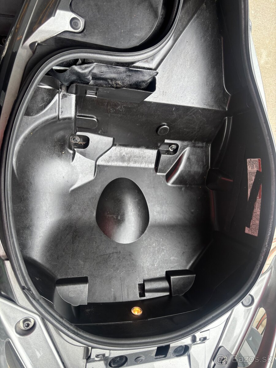 Suzuki Burgman 200i - 8