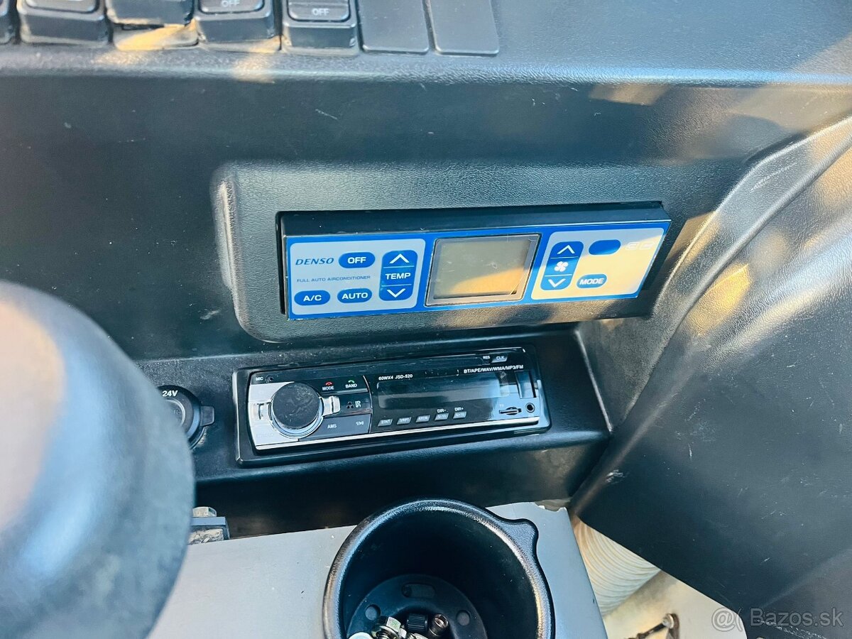 Kolesový bager Takeuchi TB295W - 8