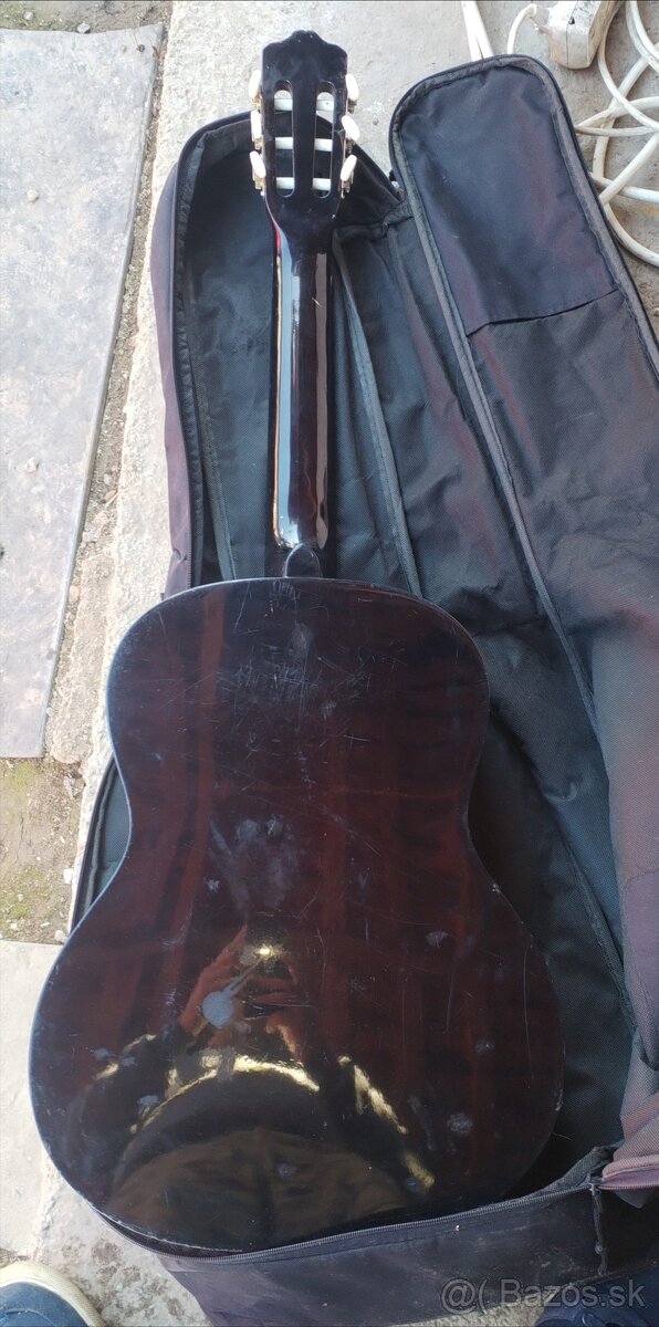 3 Gitary + 2 obal - 8