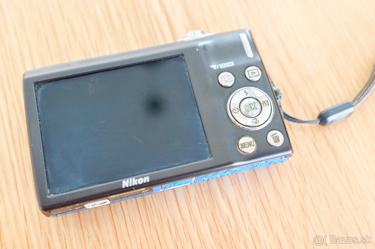 Modrý Nikon Coolpix S3000 – Ultratenký Y2K kompakt - 8