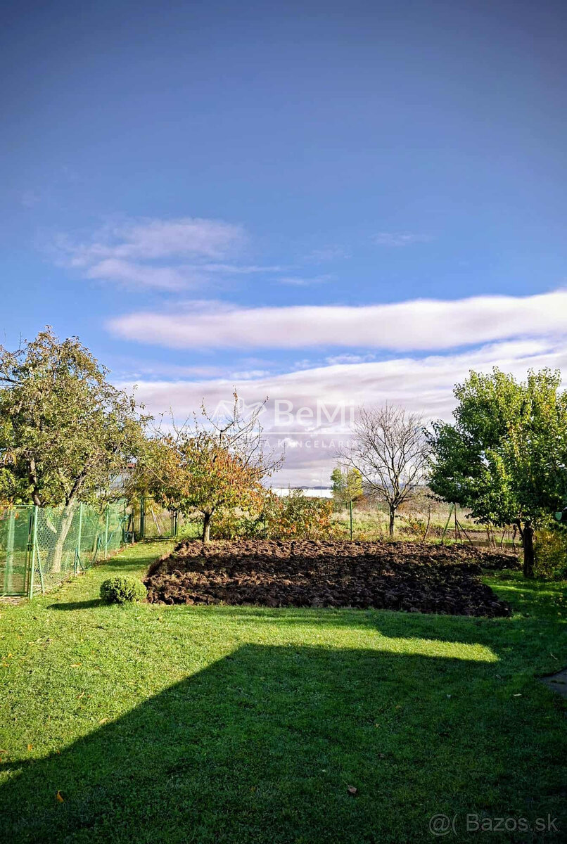 Rodinný dom s veľkou záhradou a garážou v tichej časti Choch - 8