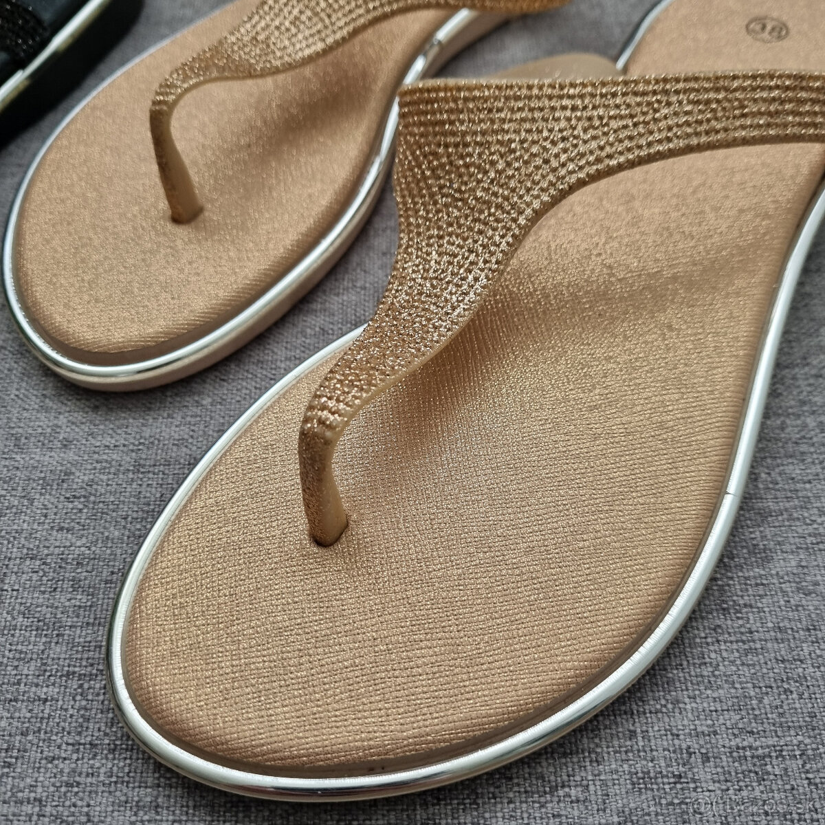 Dámske letné šľapky - zlaté a čierne - 8