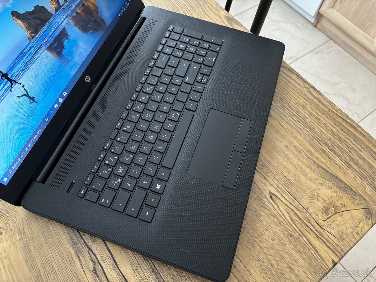 17.3"/Notebook/4GB RAM DDR4/1TB SSHD/AMD Radeon HD 2GB - 8