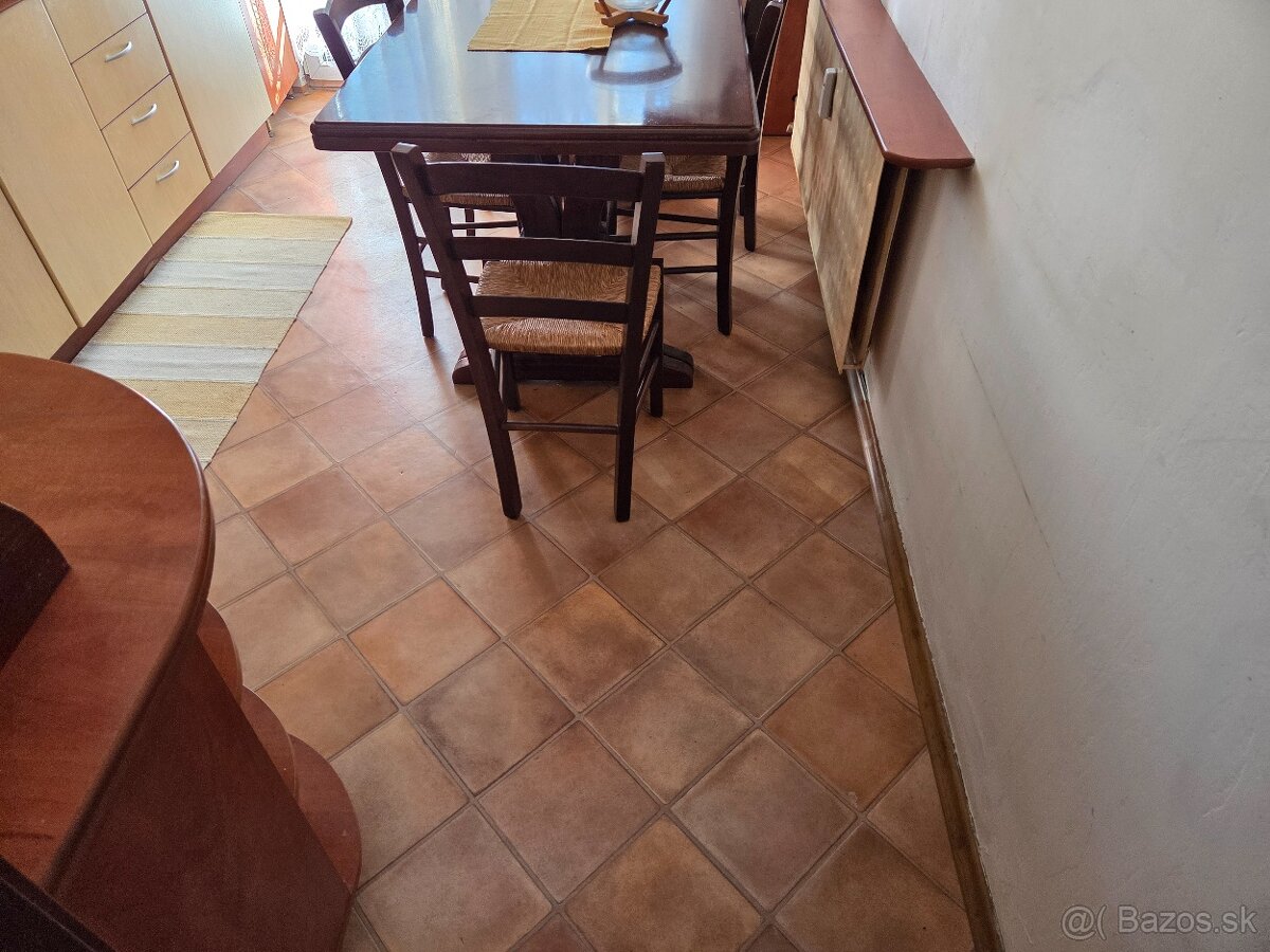 Priestranný zrekonštruovaný päťizbový byt v Banskej Bystrici - 8