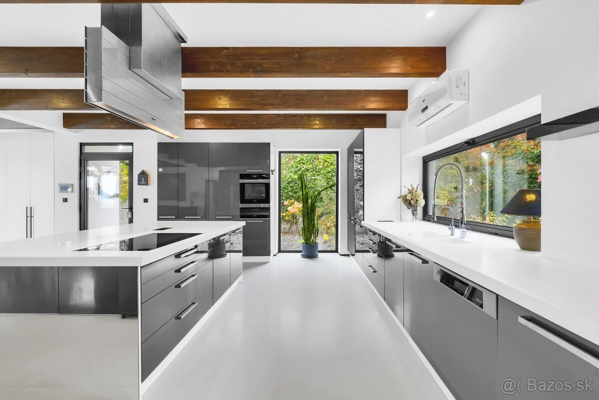 Nadštandardný 4-izbový rodinný dom s bazénom, výhľadom a súk - 8