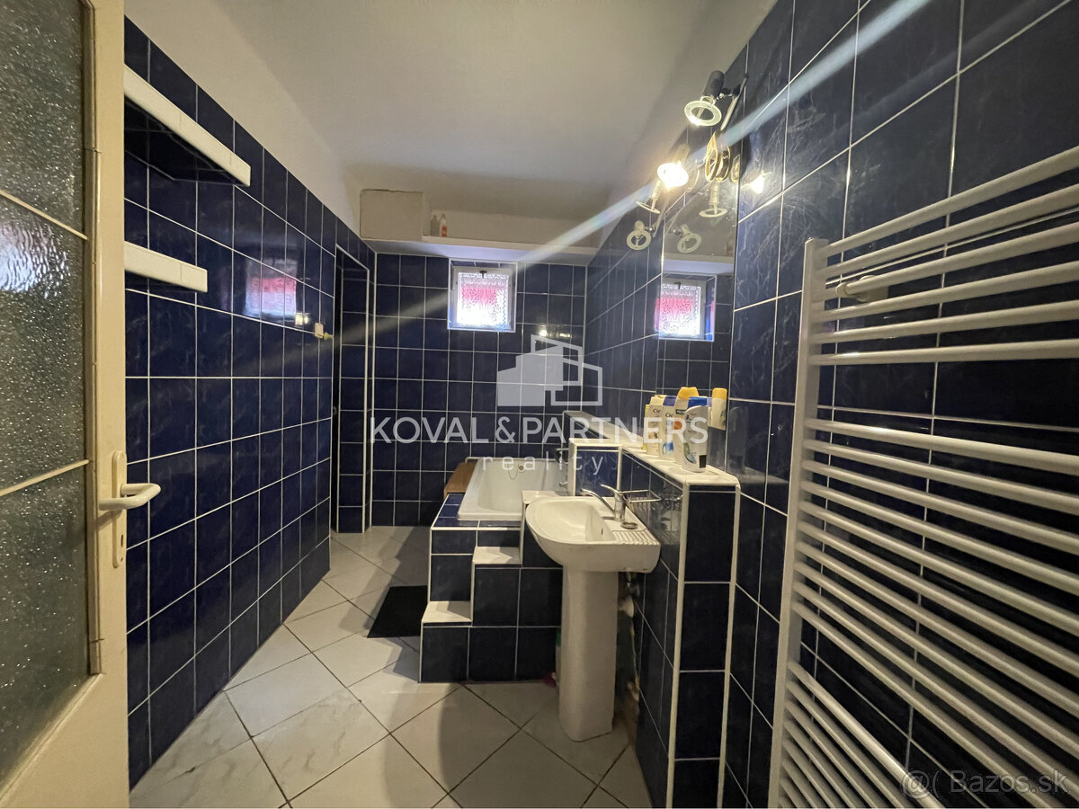 Priestranný poschodový rodinný dom s garážou - Kovarce - 8