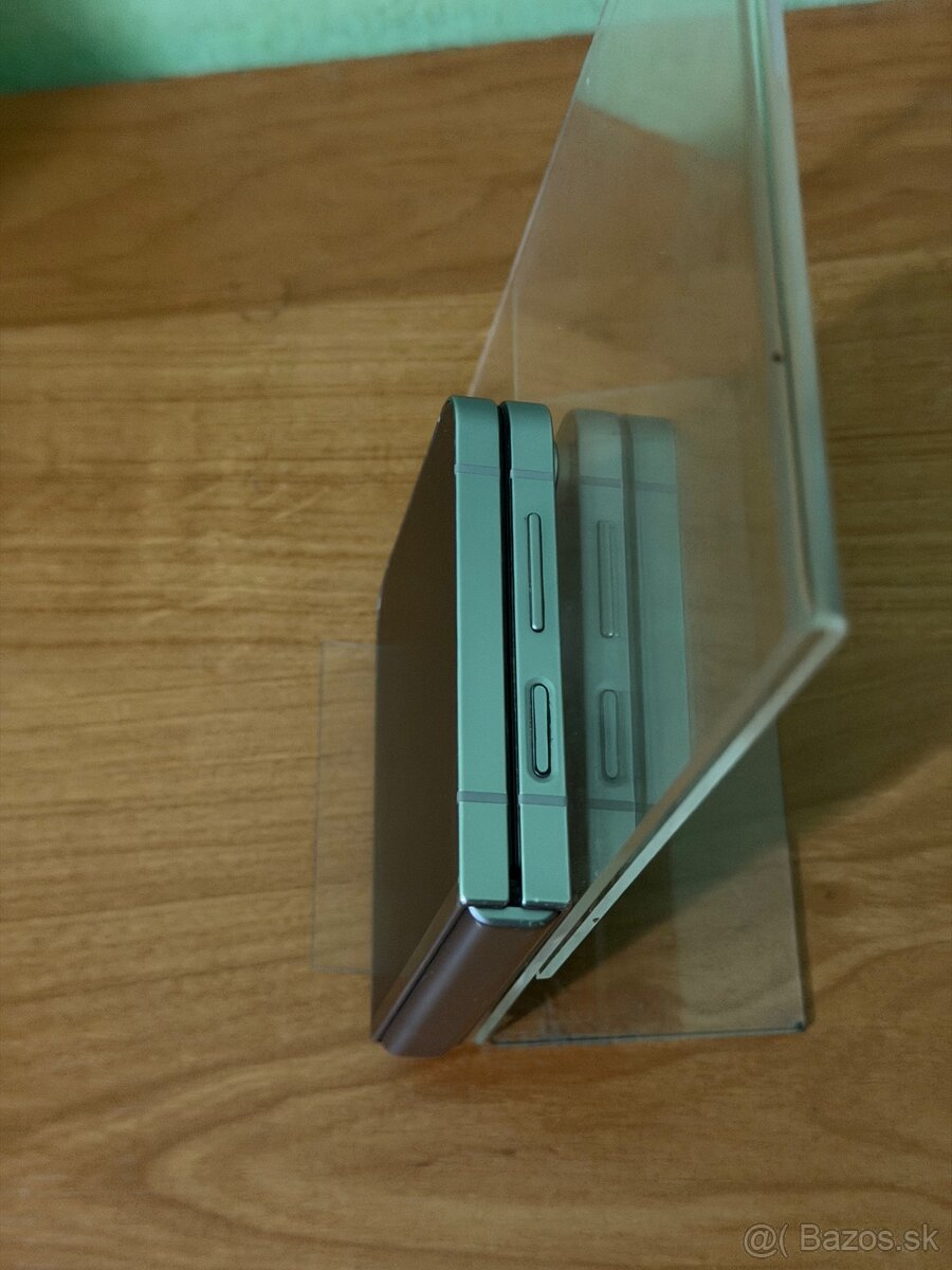 Dobrý deň Ponúkam na predaj Samsung Galaxy Z Flip 6 512GB - 8