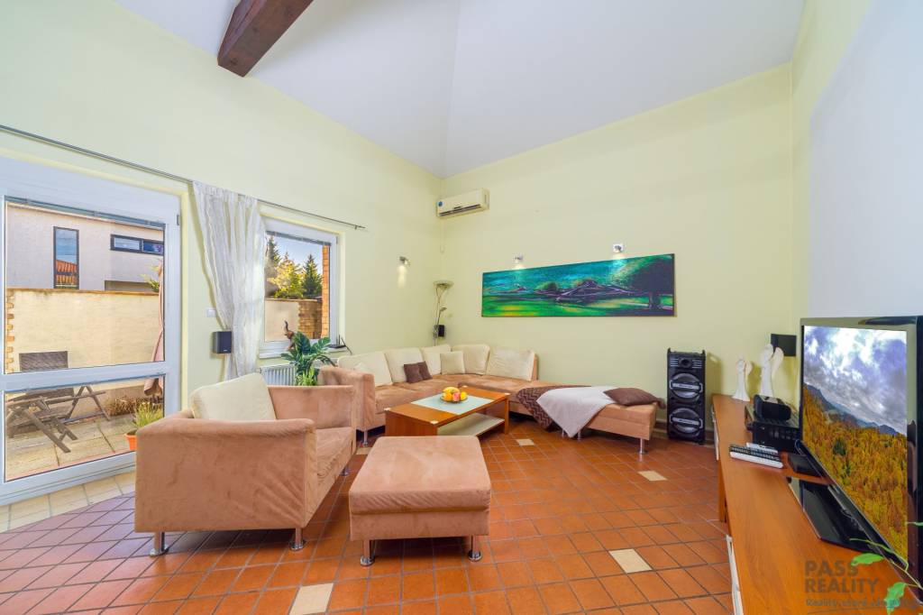 Rodinný dom s podkrovím, 2-garážou, parking, vírivka v srdci - 8