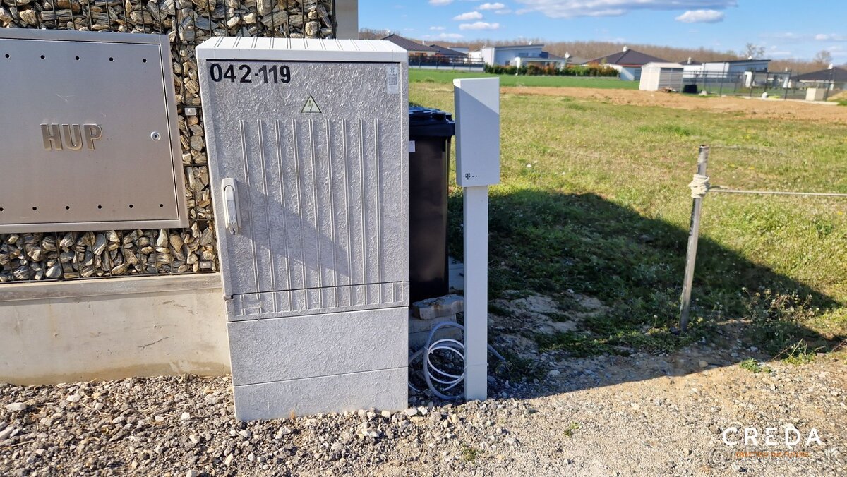 CREDA | predaj stavebný pozemok so stavebým povolením a IS, - 8