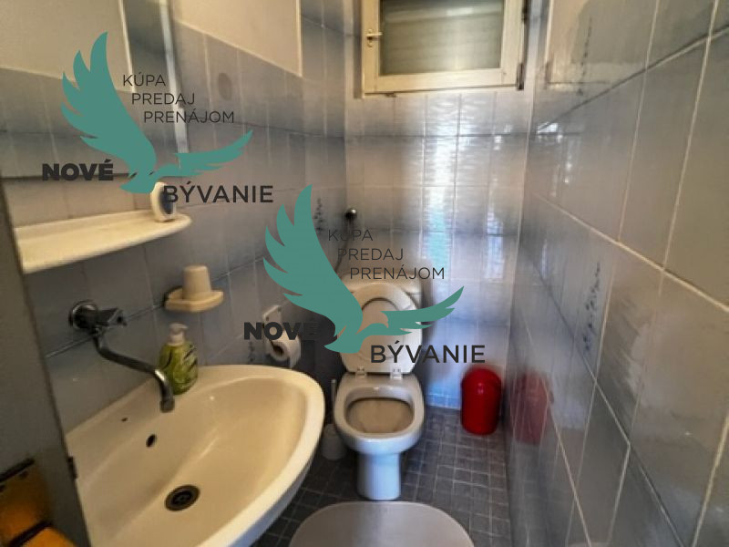 Na predaj dom s 3 apartmánmi len 250m od mora, Chorvátsko - - 8