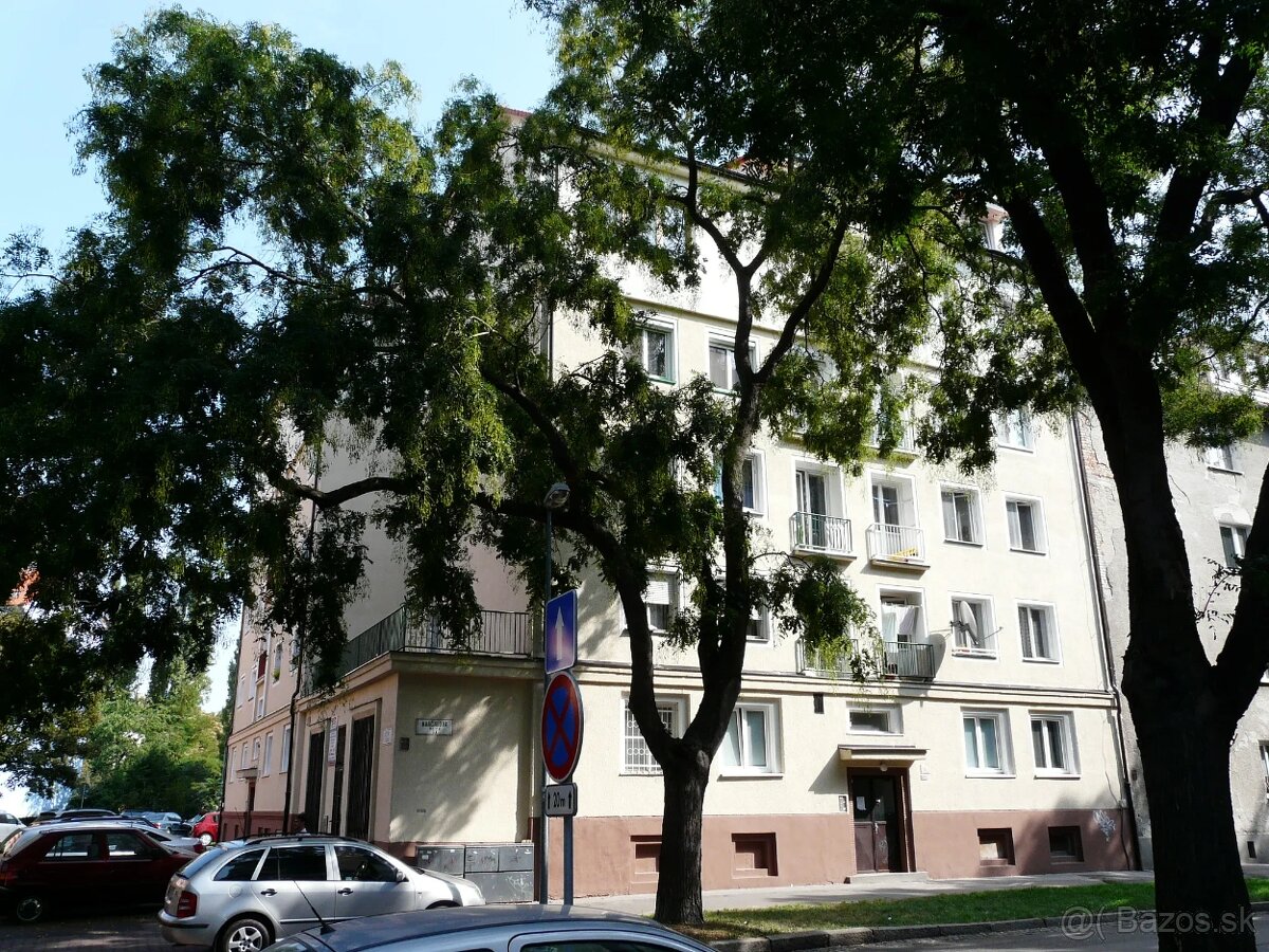 Prenájom 2 izbový byt, balkón Kvačalova ul. Ružinov - 8