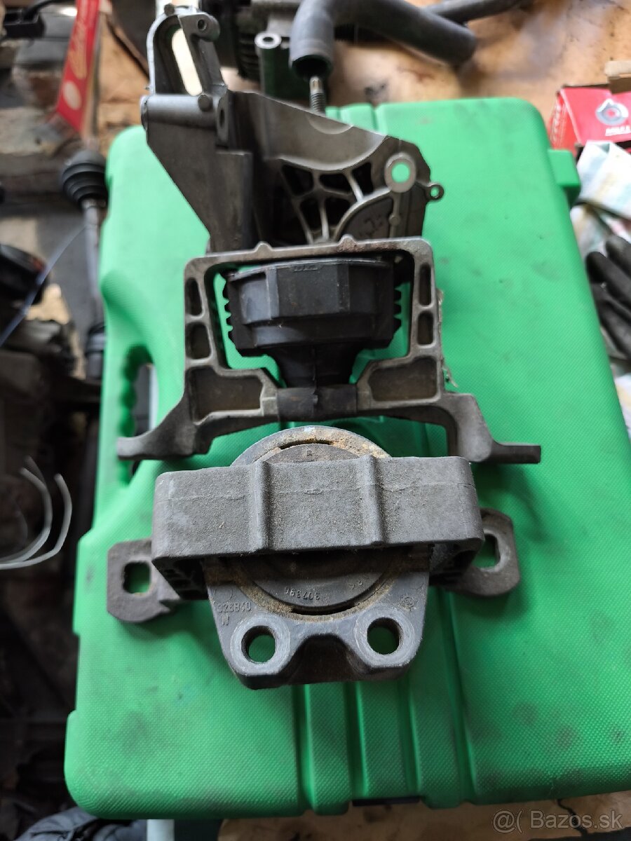 Predám 2 alternatory , kompresor klímy, poduški morora - 8