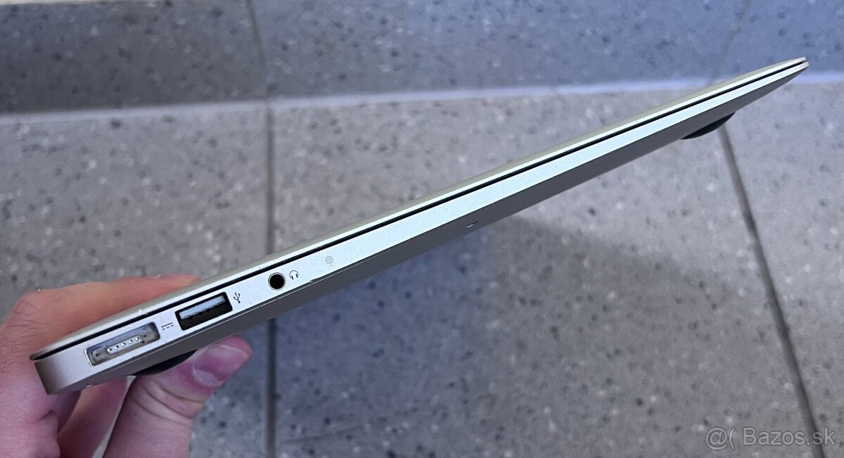 MacBook Air / intel i5 / 4GB RAM / 240GB SSD / 13" - 8
