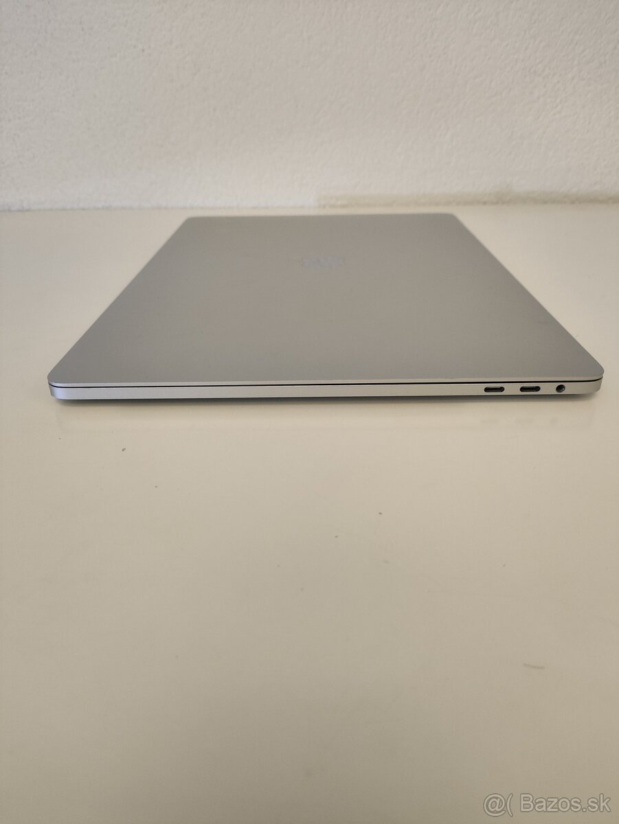 MacBook Pro 15" (2016) | Intel Core i7 • 16 GB RAM • 256 GB - 8