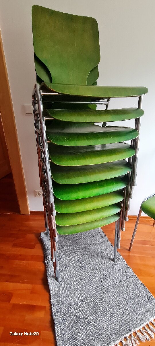 Drevená stolička s chrómovanou konštrukciou
- 8