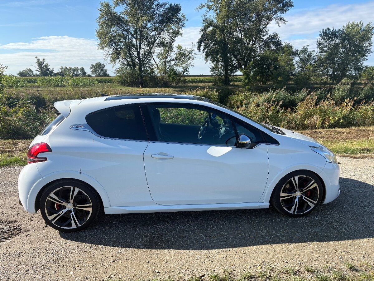 Peugeot 208 GTi - 8