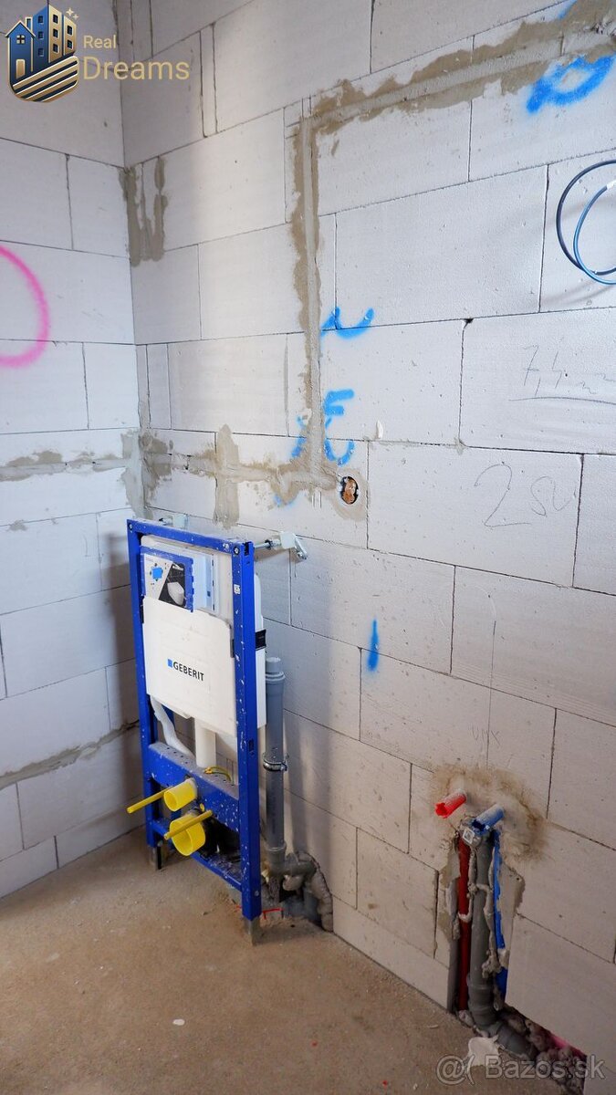 Ponúkame na predaj štvorizbový rodinný dom v obci Radava v s - 8