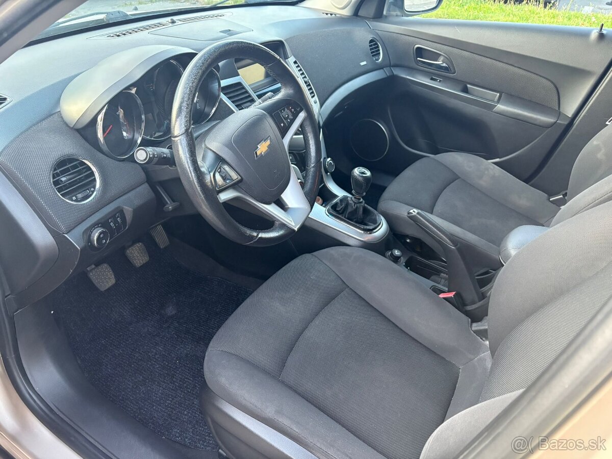 Predám Chevrolet Cruze LT 1.8 i 16V,rok 11/2011 - 8