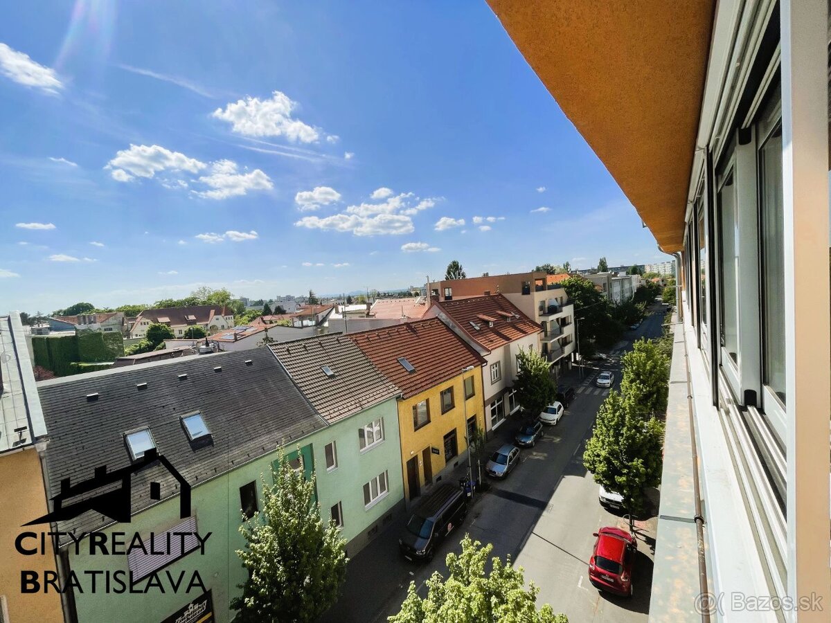 Výnimočný 3-izbový byt s veľkou presklenou terasou v srdci P - 8