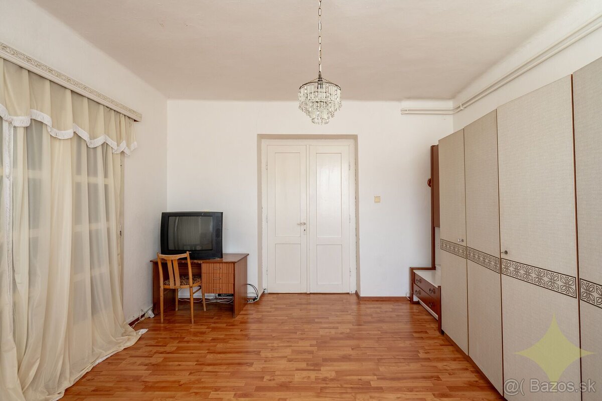 Zaujímavý, čiastočne zrekonštruovaný, rodinný dom v obci Buš - 8