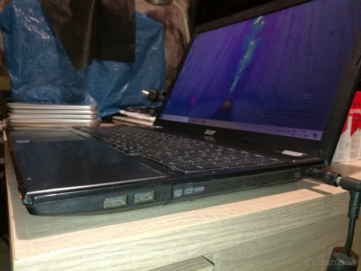 Acer. Intel Dvojjadro. 15,6" LED. 4GB. 500 GB. - 8