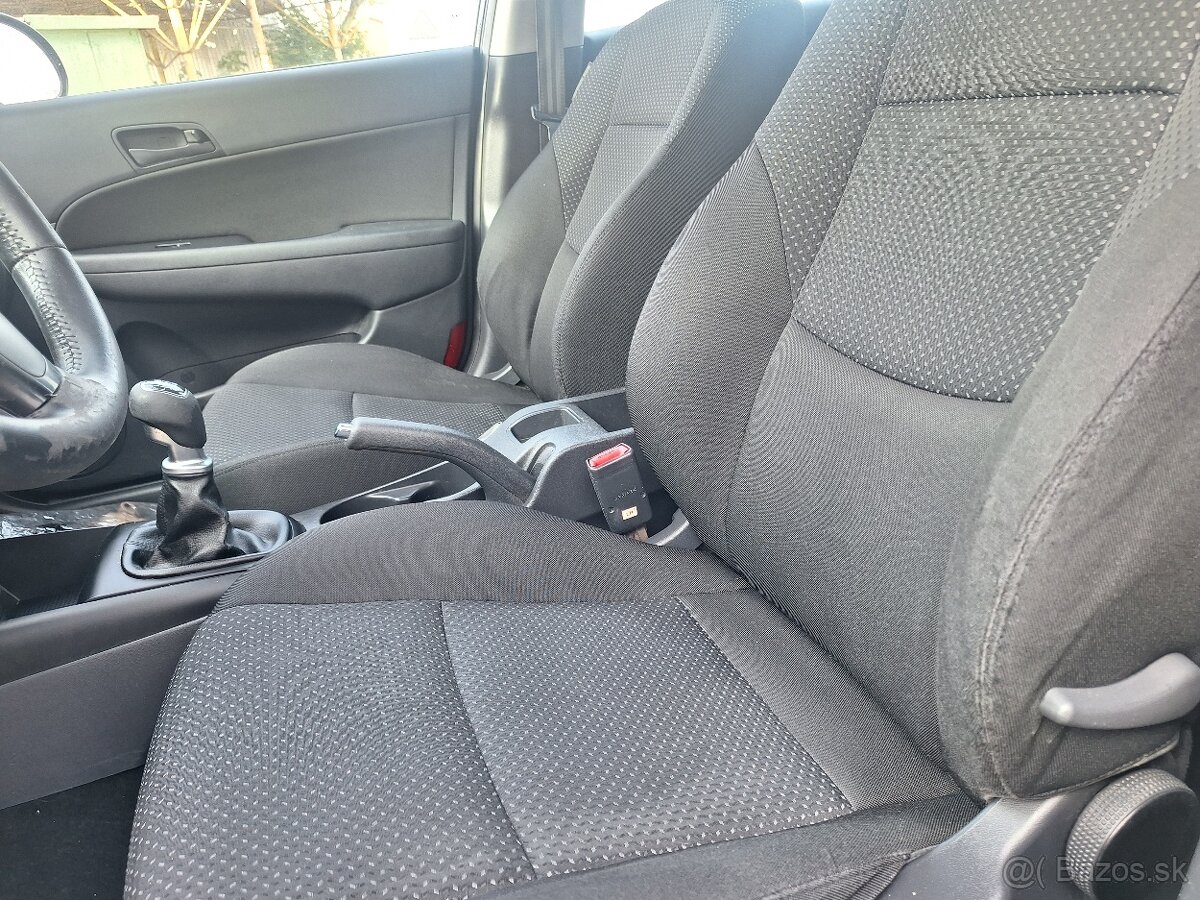 HYUNDAI I30 1,6 CRDI ROK 2012 - 8