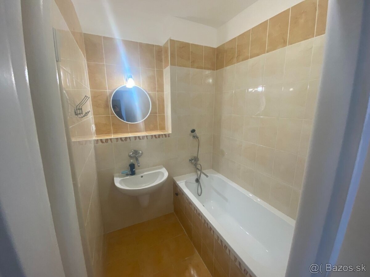 Na prenájom 2 izbový byt v Žiline Bulvár -Hliny I. - 8