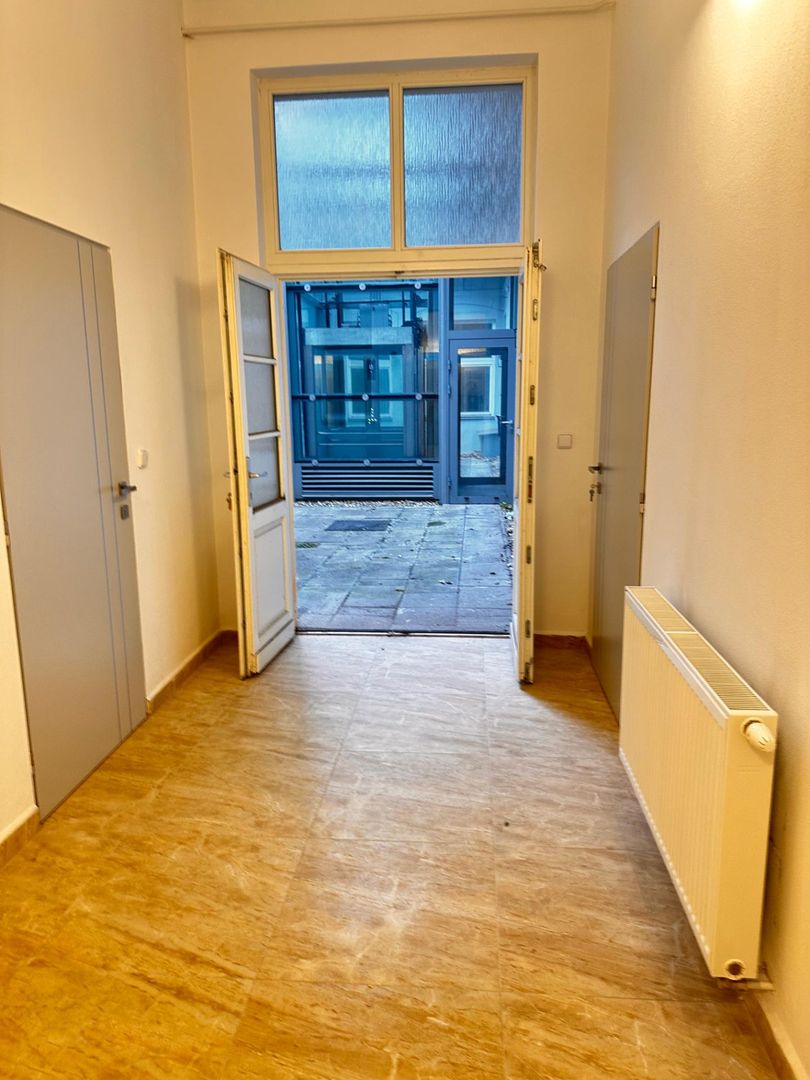 Prenájom nebytového priestoru v historickej budove priamo v - 8