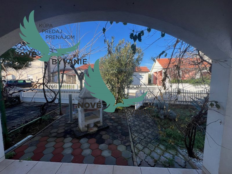 Dom s troma apartmánmi blízko mora v Chorvátsku - 8