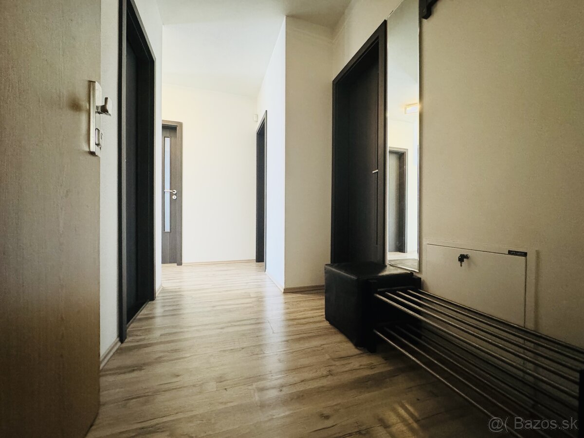 Na predaj: priestranný 3-izbový byt s terasou v obľúbene - 8