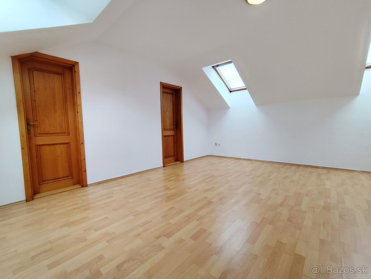 Unikátny 4-izbový byt v centre Čadce - 8