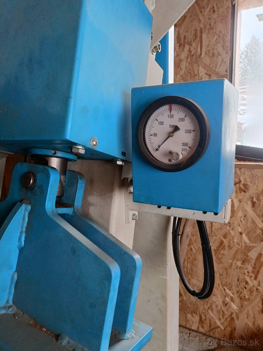Rámový lis na drevo, hydraulický lis. Nuova C.M.B - 8