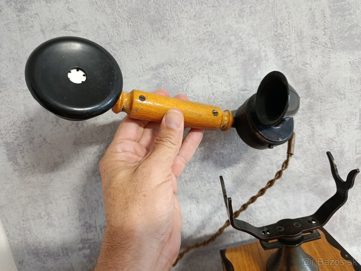 Starý retro telefon Tesla z roku 1979 Velice zachovalý, má č - 8