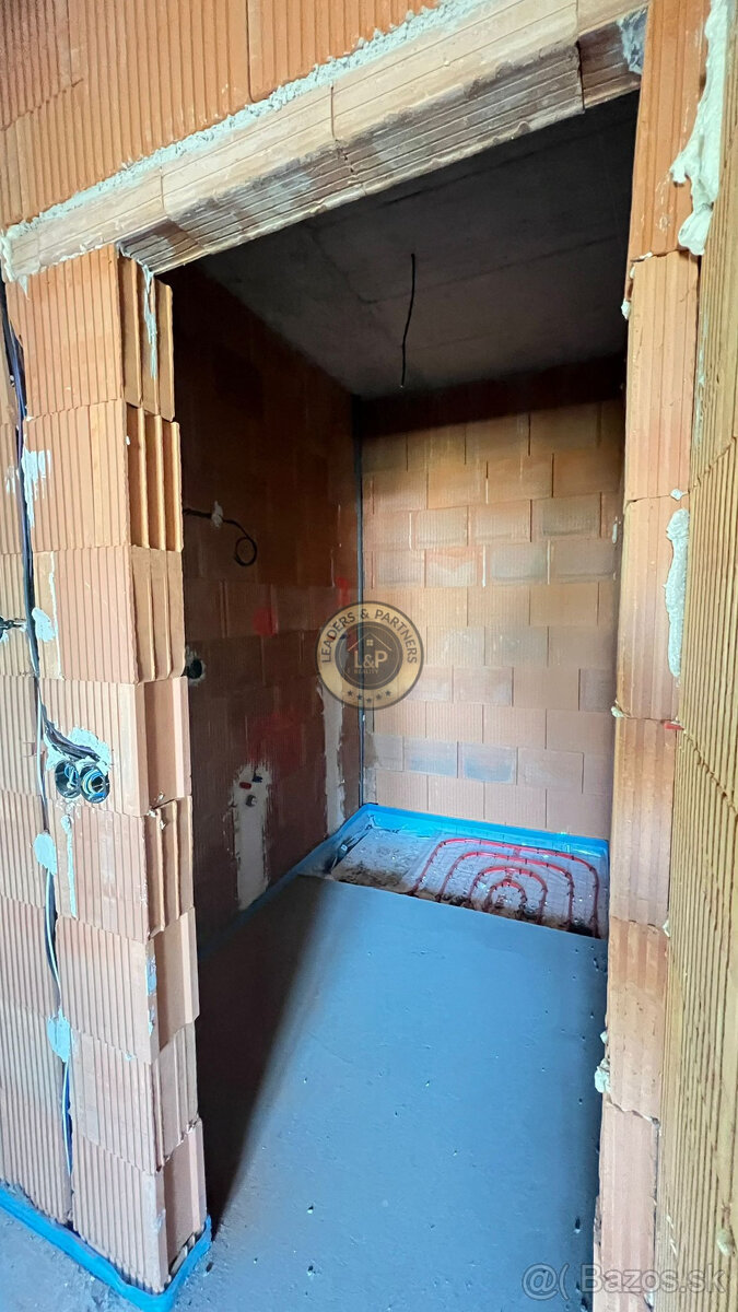 NA PREDAJ - Rodinný 4-izbový holobyt v novostavbe v Lipanoch - 8