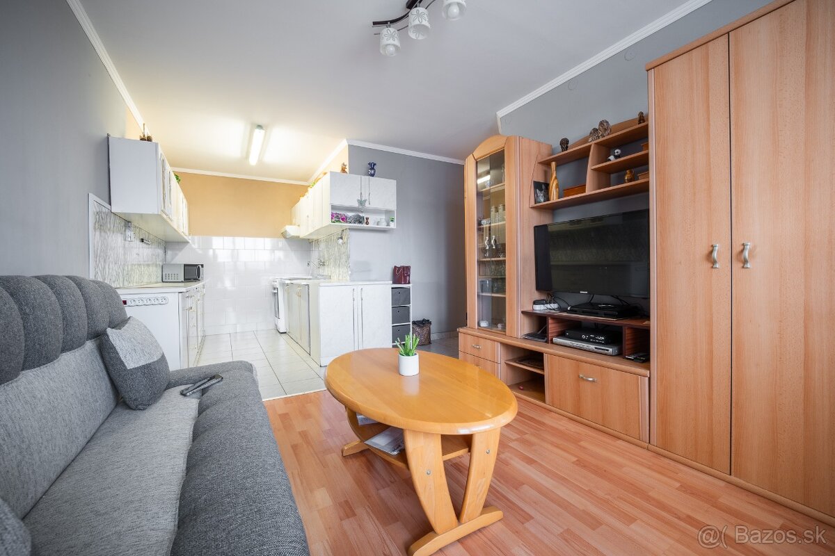 PREDAJ 1,5 izbový: pražský typ bytu s loggiou - 8