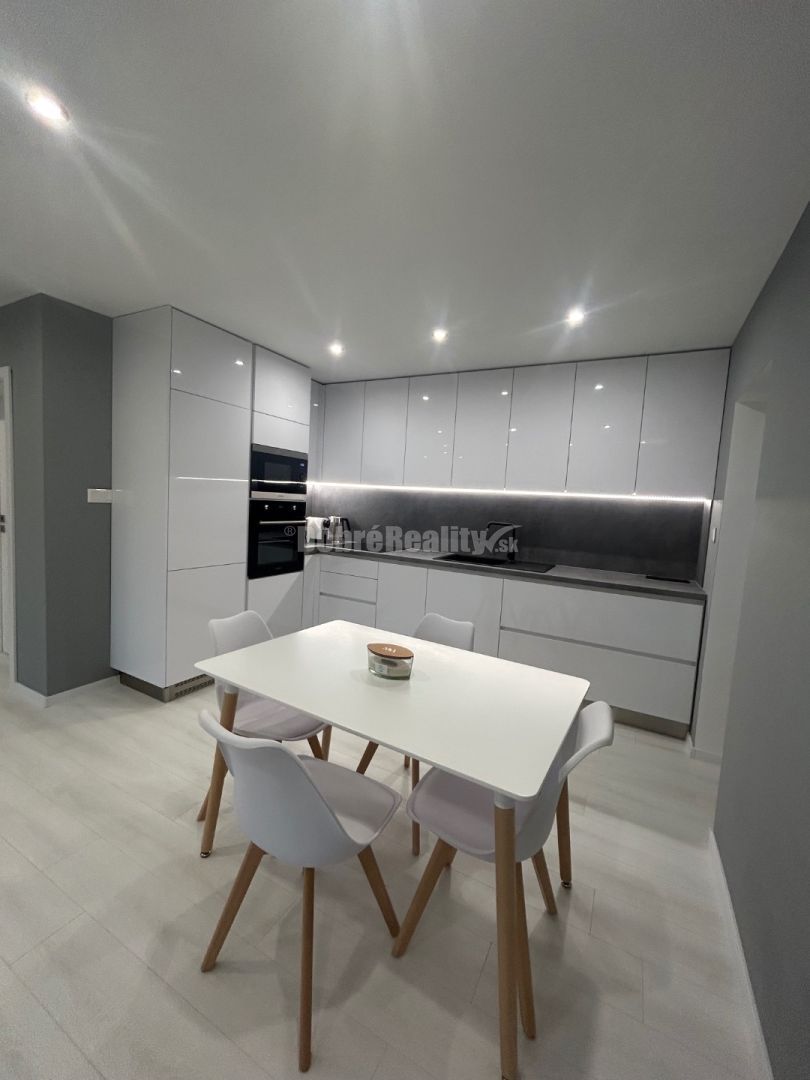 Štýlový rodinný dom z lodných kontajnerov, na predaj. - 8