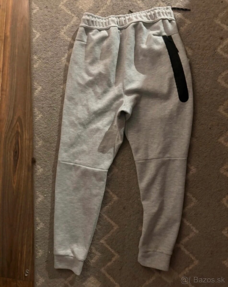 Šedé tepláky značky Nike Tech Fleece - 8