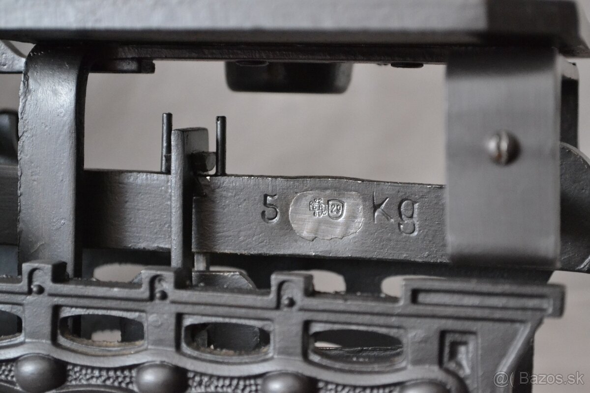 Liatinové váhy - 8