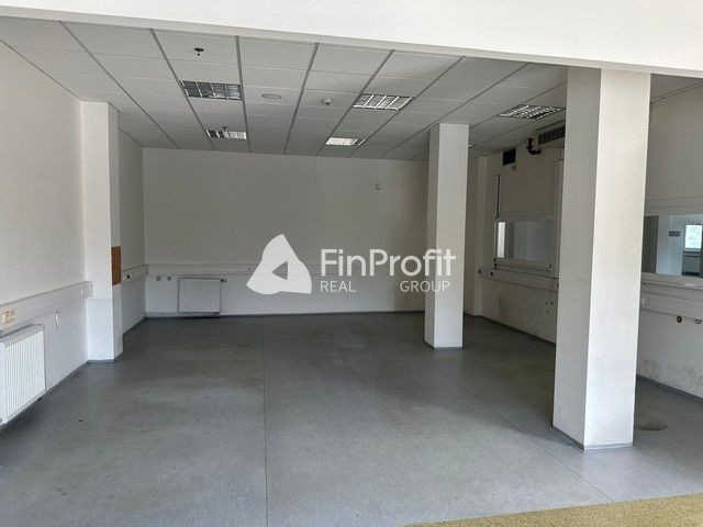 Na prenájom vykurovaný sklad s výmerou 8.600 m2 s administra - 8